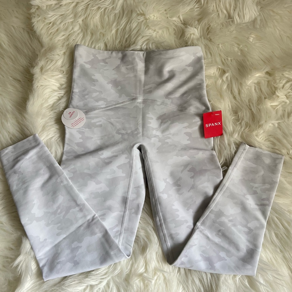 SPANX Camo Print 7/8 Leggings Size Small NWT
